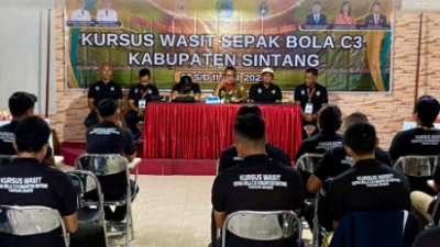 Staf Ahli Bupati Sintang, Helmi, saat membuka Pelatihan Wasit Sepak Bola Lisensi Dasar di Aula Hotel Cika. (Dok. Ist)
