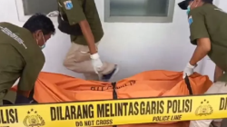 Petugas kepolisian mengevakuasi jenazah Arya Daru Pangayunan dari kamar kos di kawasan Menteng, Jakarta Pusat, untuk proses penyelidikan lebih lanjut. (Dok. Ist)