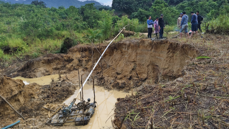 Petugas dari Polres Sekadau saat mengamankan barang bukti peralatan tambang emas ilegal di Desa Meragun, Kecamatan Nanga Taman, Kamis (10/7/2025). Foto: HO/Faktakalbar.id