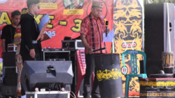 Staf Ahli Bupati Sintang, Asmidi, saat memukul beduk sebagai tanda pembukaan Pekan Gawai Dayak ke-3 di Kecamatan Binjai Hulu. (Dok. Ist)