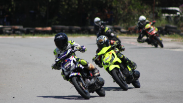 Aksi para pembalap saat race pertama Kejuaraan Balap Motor Borneo Race Championship Putaran ke-2 yang digelar di Sirkuit Pasir Panjang, Singkawang, Minggu (13/07/2025). (Dok, Ist)