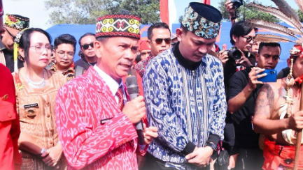 Bupati Sintang Gregorius Herkulanus Bala secara simbolis membuka Pekan Gawai Dayak ke-XII. (Dok. Ist)