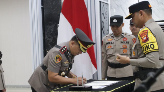 Proses penandatanganan serah terima jabatan Kapolres Sintang oleh AKBP I Nyoman Budi Artawan dan AKBP Sanny Handityo, yang dipimpin langsung oleh Kapolda Kalbar Irjen Pol Pipit Rismanto di ruang Graha Khatulistiwa Polda Kalbar, Rabu (17/7). (Dok. Ist)