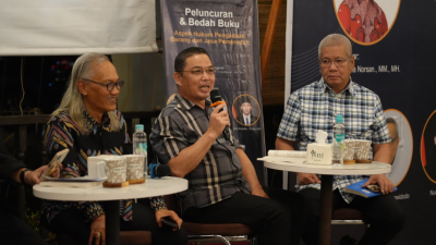 Gubernur Kalimantan Barat Ria Norsan saat menyampaikan pandangan dalam acara bedah buku karya Dr. Herman Hofi Munawar di Pontianak, Kamis malam (17/7/2025). Foto: HO/Faktakalbar.id