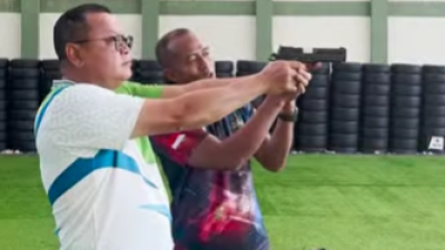 Direktur Utama Bank Kalbar, Rokidi, secara simbolis membuka kegiatan pelatihan satuan keamanan yang digelar di Lapangan Tembak Pistol Indoor Rahmat, Kodam XII/Tanjungpura, Pontianak. (Dok. Bank Kalbar)
