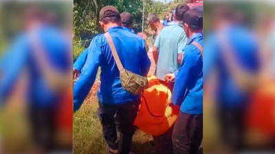 Evakuasi jenazah pemancing bernama Hardiyono yang ditemukan meninggal dunia di dalam sampan di perairan Mempawah Hilir, Minggu (20/7/2025). (Dok. Ist)