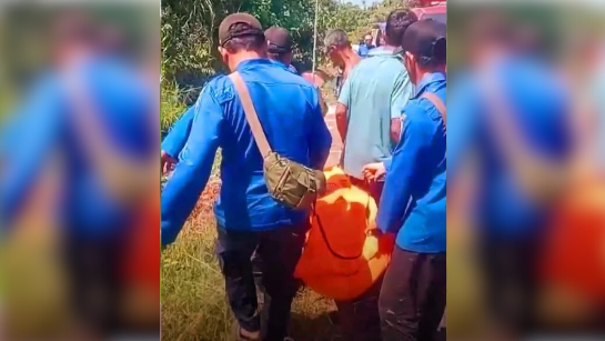 Evakuasi jenazah pemancing bernama Hardiyono yang ditemukan meninggal dunia di dalam sampan di perairan Mempawah Hilir, Minggu (20/7/2025). (Dok. Ist)