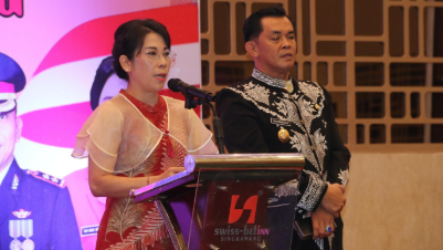 Wali Kota Singkawang, Tjhai Chui Mie, didampingi Wakil Wali Kota Muhammadin, saat menghadiri acara Kenal Pamit Kapolres Singkawang di Ballroom Hotel Swiss-Belinn, Sabtu (19/07/2025). (Dok. Ist)