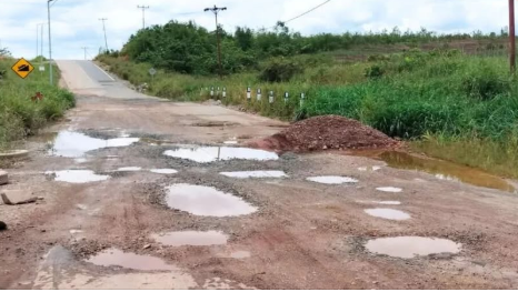 Potret salah satu titik kerusakan di ruas jalan nasional Badau-Empanang, Kapuas Hulu. Jalan yang belum genap setahun dibangun dengan dana APBN Rp 191 miliar ini sudah mengalami kerusakan parah dan berlubang. (Dok. Ist)