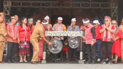 Wakil Gubernur Kalimantan Barat, Krisantus, saat memukul gong sebagai tanda resminya pembukaan Pekan Gawai Dayak (PGD) XIV Kabupaten Sekadau Tahun 2025 di Rumah Betang Youth Center, Selasa (22/7). (Dok. Ist)