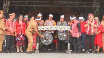Wakil Gubernur Kalimantan Barat, Krisantus, saat memukul gong sebagai tanda resminya pembukaan Pekan Gawai Dayak (PGD) XIV Kabupaten Sekadau Tahun 2025 di Rumah Betang Youth Center, Selasa (22/7). (Dok. Ist)