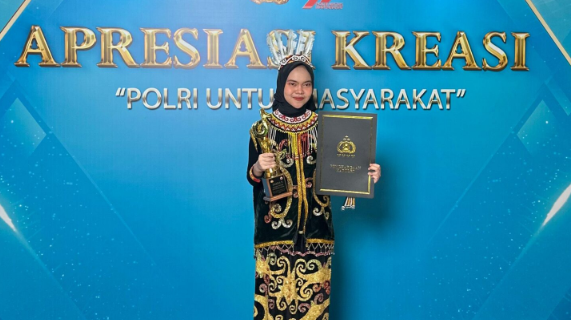 Ismayanti Hapsari Putri, warga Kabupaten Melawi, saat menerima penghargaan Juara III lomba TikTok kategori umum dalam ajang "Awarding Day Kapolri". (Dok. Ist)