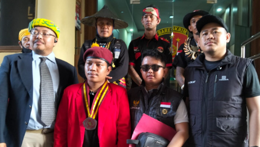 Solidaritas Ormas, mahasiswa, dan masyarakat sipil menggelar aksi damai di Mapolda Kalbar, menyuarakan tuntutan atas dugaan penghalangan pembangunan rumah ibadah. (Dok. Ist)