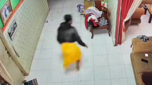 Tangkapan layar rekaman CCTV yang menunjukkan aksi pelaku saat panik karena aksinya dipergoki oleh korban di sebuah rumah di Kecamatan Sungai Kakap, Kubu Raya. (Dok. Ist)