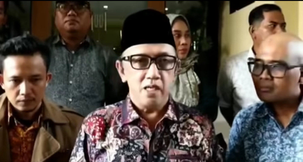 Perwakilan IKBM Kalimantan Barat memberikan keterangan kepada media usai membuat laporan resmi di Mapolda Kalbar terkait dugaan penyebaran ujaran kebencian oleh akun TikTok. (Dok. Ist)
