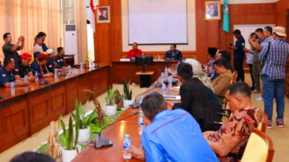 Wakil Gubernur Kalbar, Krisantus Kurniawan, memimpin pertemuan tertutup dengan pimpinan ormas Dayak dan Madura di Kantor Gubernur, membahas langkah-langkah hukum terhadap penyebar video provokatif. (Dok. Ist)