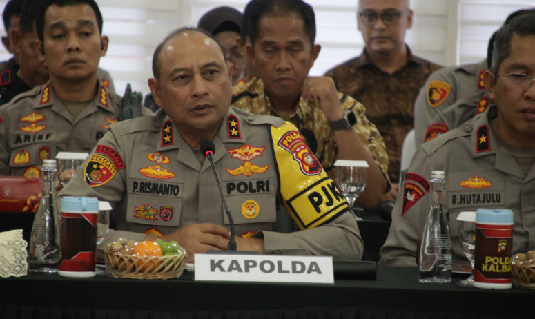 Kapolda Kalbar, Irjen Pol Pipit Rismanto, saat memaparkan kinerja dan tantangan penegakan hukum di wilayahnya dalam pertemuan dengan Komisi III DPR RI di Mapolda Kalbar. Foto: HO/Faktakalbar.id