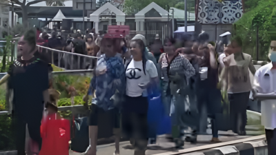 Rombongan Tenaga Kerja Indonesia (TKI) yang baru saja tiba di PLBN Entikong, Kabupaten Sanggau, setelah dideportasi dari Malaysia karena tidak memiliki dokumen resmi, Jumat (25/7/2025). (Dok. Ist)