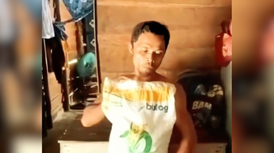 Tangkapan layar dari vidio yang beredar di media sosial menunjukkan seorang warga penerima bantuan sosial (bansos) berupa beras. Penyaluran bantuan ini menjadi sorotan di Desa Sebadu, Landak, karena diduga tidak sesuai harapan. (Dok. Ist)