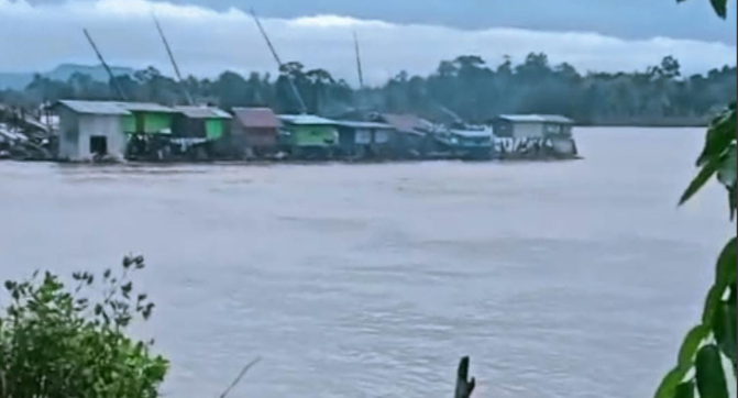 Kondisi aktivitas PETI yang masih berlangsung di Sungai Kapuas meski telah dilarang pemerintah, Sabtu (26/07/2025). (Dok. HO/Faktakalbar.id)