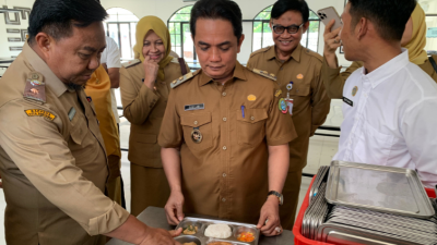 Wakil Wali Kota Pontianak Bahasan melakukan inspeksi ke dapur MBG, memastikan standar gizi terpenuhi di Kota Pontianak, Senin (28/07/2025). (Dok. HO/Faktakalbar.id)