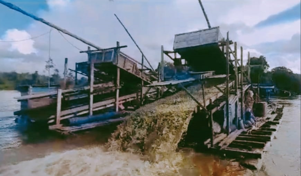 Lanting bermesin besar masih beroperasi di Sungai Kapuas, Sanggau, meski ada larangan pemerintah. (Dok. HO/Faktakalbar.id)