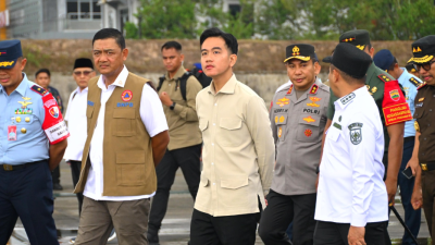 Wapres Gibran Rakabuming saat meninjau lokasi karhutla di Pangkalan Udara TNI AU Roesmin Nurjadin, Pekanbaru. (Dok. BNPB)