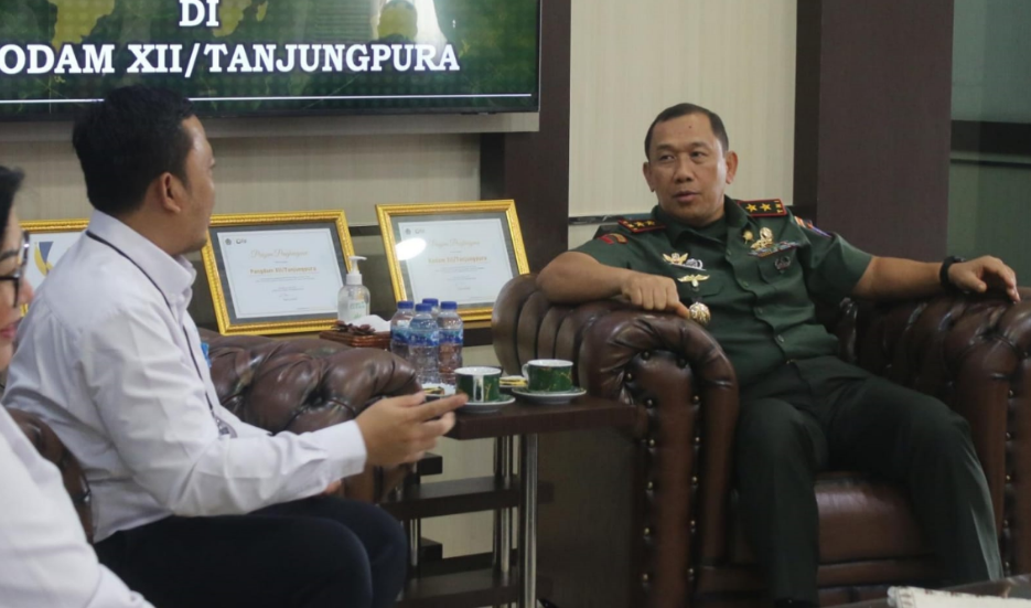 Pangdam XII/Tpr Mayjen TNI Jamallulael menerima kunjungan silaturahmi GM PLN UIP Kalbagbar Johar Wijaya di Lobby Kehormatan Makodam, Kubu Raya. (Dok. HO/faktakalbar.id)