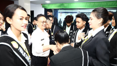 Wali Kota Pontianak Edi Rusdi Kamtono memberikan arahan kepada 20 finalis Bujang Dare 2025 tentang pentingnya mengenal karakter kota Pontianak. (Dok. HO/faktakalbar.id)