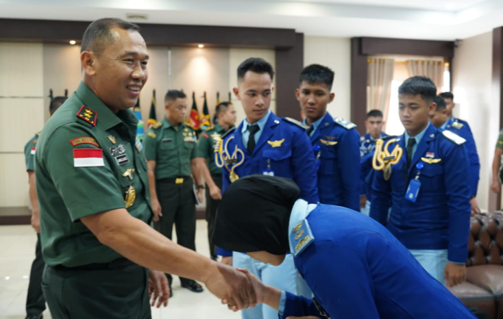 Pangdam XII/Tpr Mayjen TNI Jamallulael menyambut hangat kunjungan Kepala Sekolah dan siswa SMA Taruna Bumi Khatulistiwa di Lobby Kehormatan Makodam XII/Tpr, Rabu (30/7/2025). (Dok. HO/faktakalbar.id)