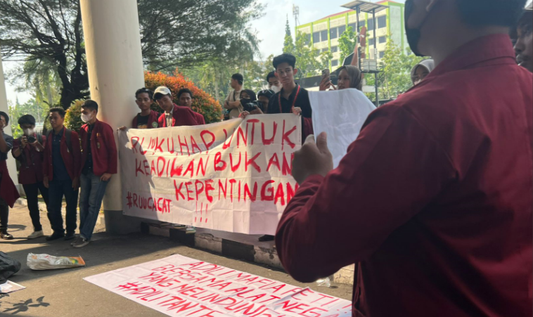 Aliansi Pemuda dan Mahasiswa Kalbar melakukan aksi unjuk rasa di DPRD Provinsi Kalbar menolak maraknya tambang ilegal. (Dok. HO/Faktakalbar.id)