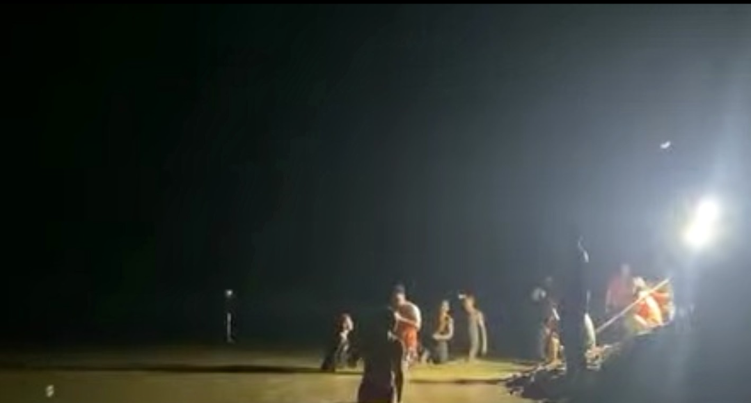 Pencarian korban tenggelam oleh tim SAR gabungan di Sungai Melawi, Sintang. (Dok. Ist)