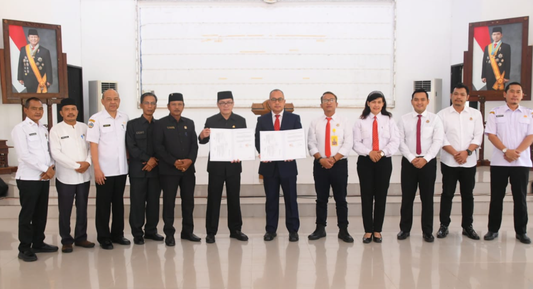 Momen penandatanganan kerja sama antara Pemkab Kayong Utara dan Kejari Ketapang di Pendopo Bupati Kayong Utara. (Dok. HO/Faktakalbar.id)