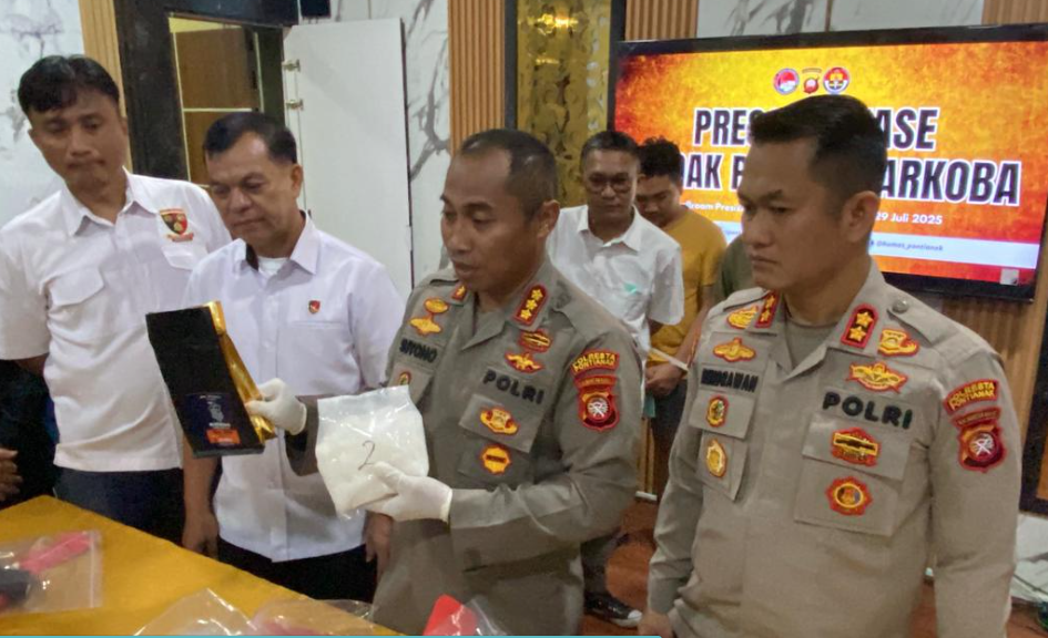 Barang bukti sabu seberat tiga kilogram yang dibungkus dalam kemasan kopi, diamankan oleh Polresta Pontianak dari dua kurir narkoba. (Dok. Polres Pontianak)