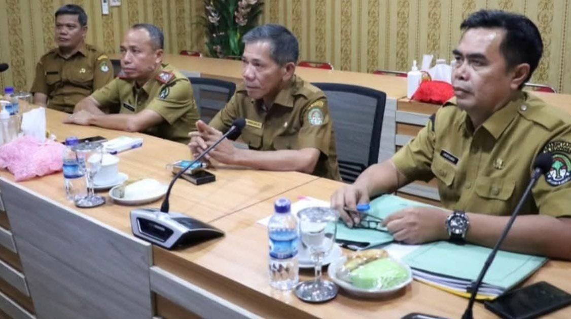 Wakil Bupati Ketapang, Jamhuri Amir, didampingi jajaran, saat mengikuti Upacara Pelantikan Lulusan IPDN Angkatan XXXII secara daring dari Ketapang, Senin (28/07/2025).