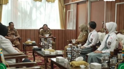 Wakil Bupati Ketapang, Jamhuri Amir, saat bertemu dengan dua siswi yang terpilih menjadi peserta Diklat Paskibraka Tingkat Provinsi Kalimantan Barat di Kantor Bupati Ketapang.