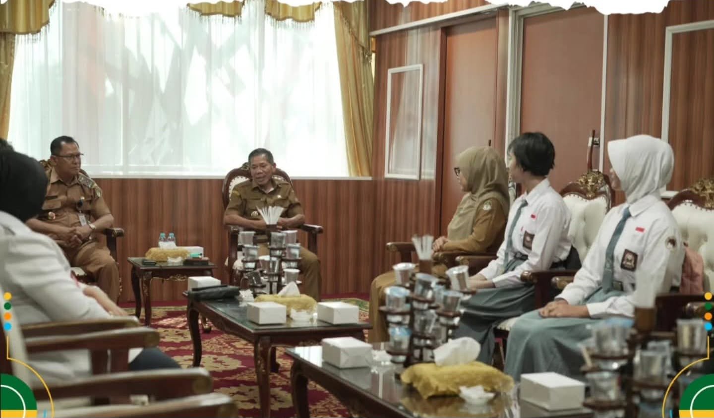 Wakil Bupati Ketapang, Jamhuri Amir, saat bertemu dengan dua siswi yang terpilih menjadi peserta Diklat Paskibraka Tingkat Provinsi Kalimantan Barat di Kantor Bupati Ketapang.