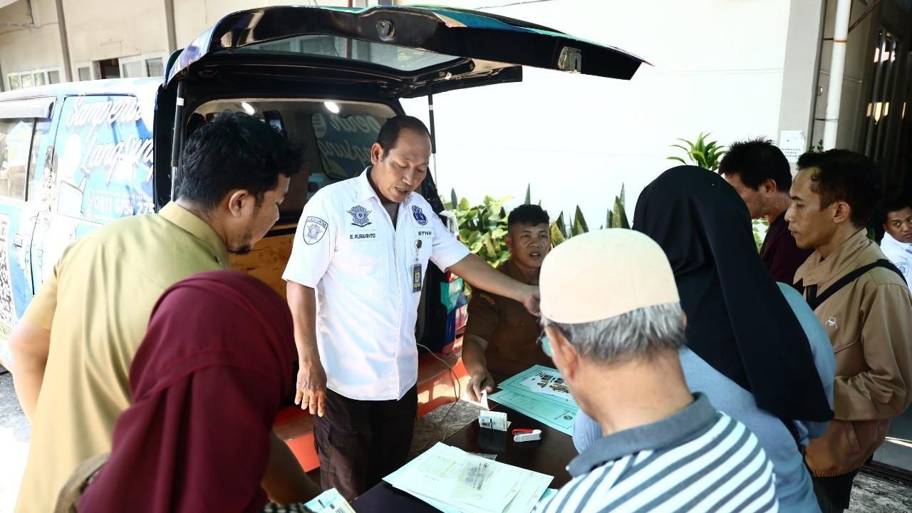Warga Pontianak Timur memanfaat pelayanan pajak daerah Go Katan di halaman Kantor Camat Pontianak Timur