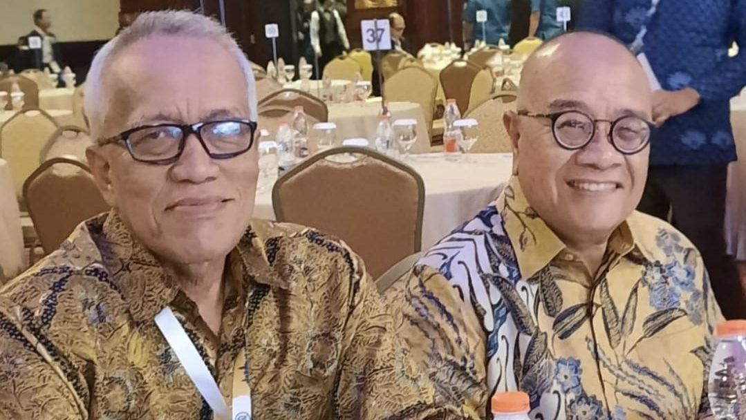 Ketua OC Musorprov KONI Kalbar 2025, Suhadi, bersama pengurus KONI Kalbar saat rapat pembentukan kepanitiaan. Foto: HO/Faktakalbar.id