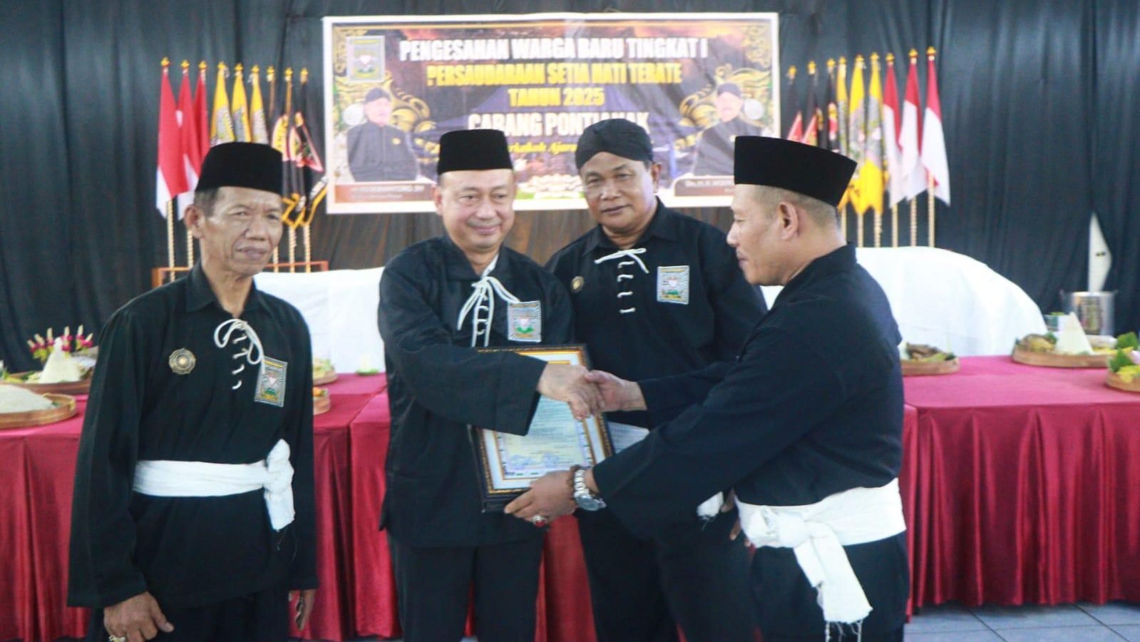 Wali Kota Pontianak Edi Rusdi Kamtono dikukuhkan sebagai Warga Baru Tingkat I Persaudaraan Setia Hati Terate (PSHT) Cabang Kota Pontianak. Foto: HO/Faktakalbar.id