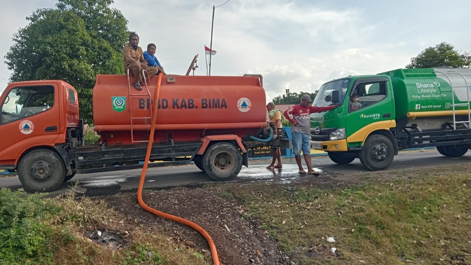 BPBD Kabupaten Bima mendistribusikan air bersih di Desa Kalampa, Kecamatan Woha, Kabupaten Bima, Provinsi Nusa Tenggara Barat pada Senin (30/6). Foto: HO/Faktakalbar.id