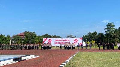 Upacara HUT Bhayangkara ke-79 di Halaman Kantor Bupati Sambas, Selasa (1/7/2025). (dok.faktakalbar)