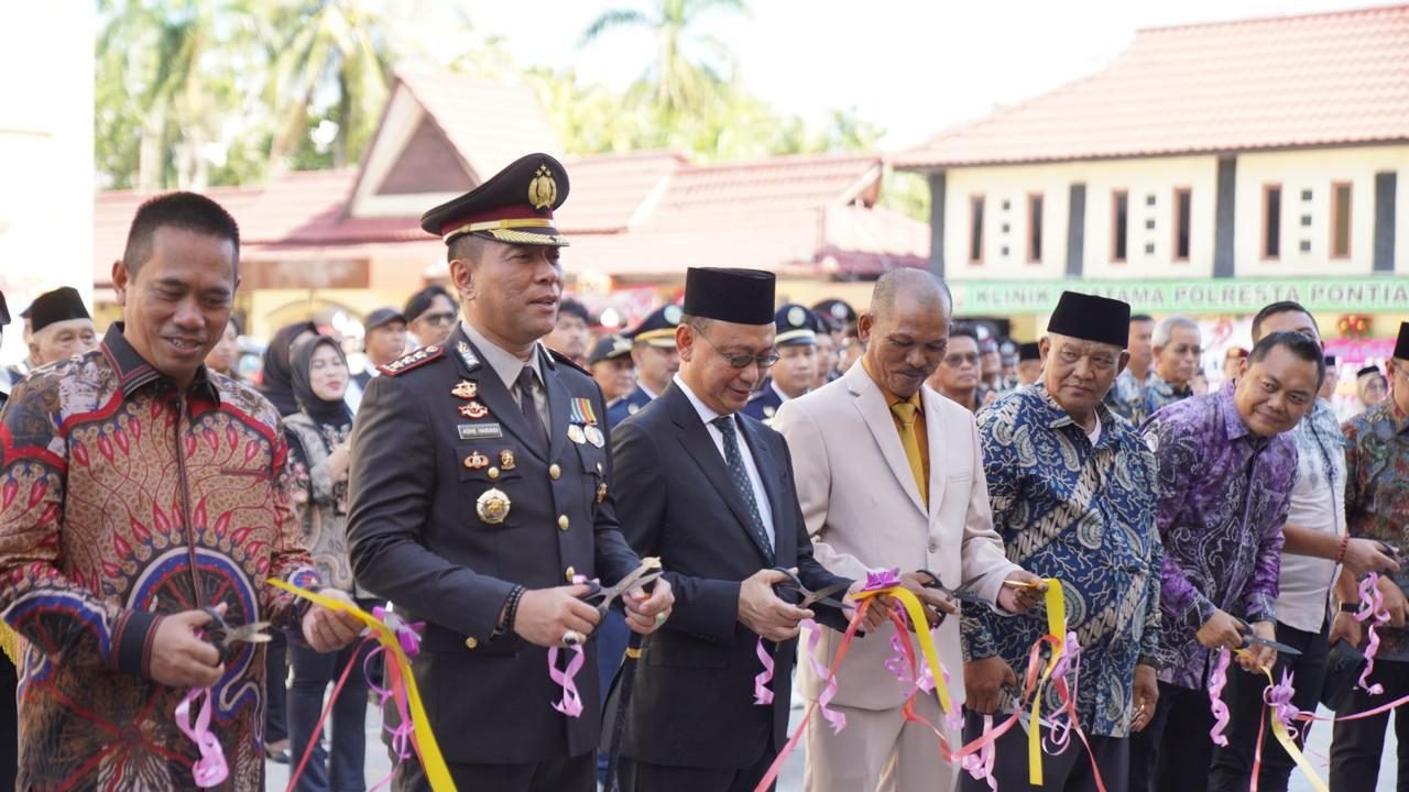 Pengguntingan pita bersama secara simbolis menandai diresmikannya Masjid Siratul Jannah Polresta Pontianak. Foto: HO/Faktakalbar.id