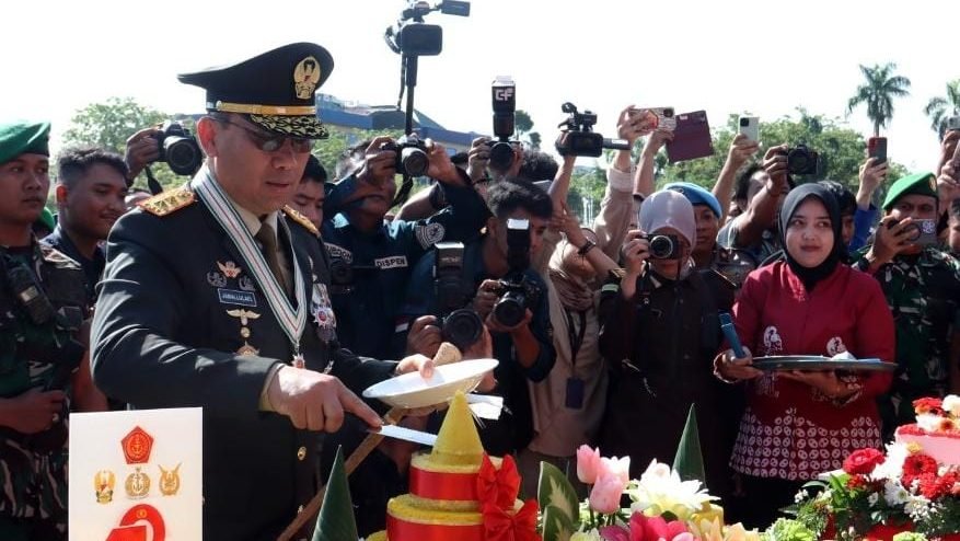 Pangdam XII/Tpr Mayjen TNI Jamallulael melakukan potongan tumpeng. Foto: HO/Faktakalbar.id
