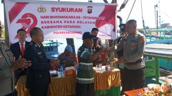 Kapolres Ketapang AKBP Setiadi bersama Forkopimcam Delta Pawan dan para petani melakukan pemotongan tumpeng di lahan jagung Desa Kali Nilam dalam rangka Hari Bhayangkara ke-79, Selasa (1/7/2025). Foto: HO/Faktakalbar.id