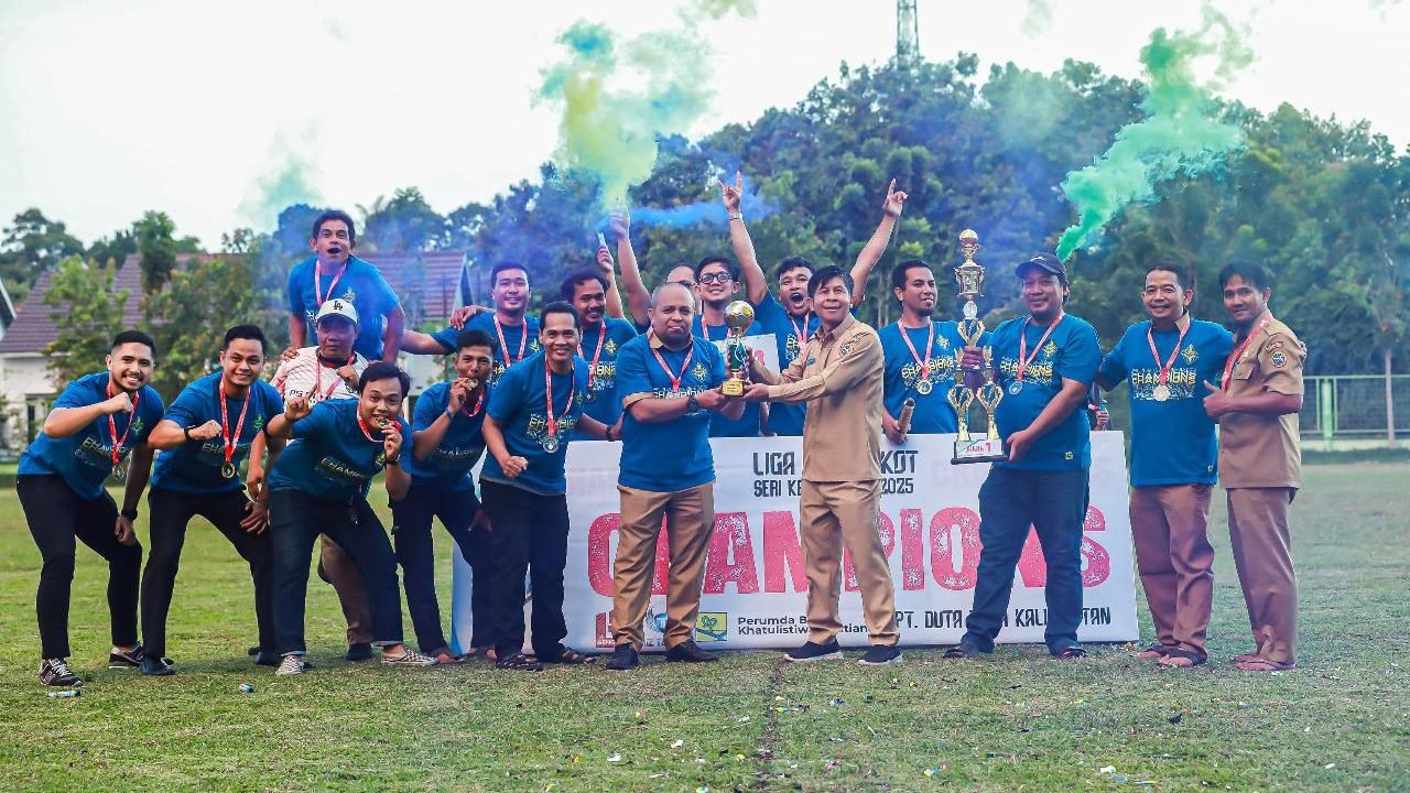 Ketua Harian PSSI Kota Pontianak, Muchammad Yamin, menyerahkan trofi juara kepada kapten tim Persib PS Pemkot usai menjuarai Liga PS Pemkot Pontianak 2025 di Lapangan Sepak Bola Jalan Ujung Pandang, Selasa (1/7/2025). Foto: HO/Faktakalbar.id