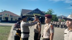 Kapolres Sambas AKBP Wahyu Jati Wibowo saat pemasangan pangkat baru secara simbolis. (Dok. Faktakalbar.id)