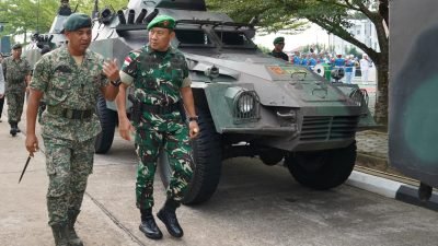 Pangdam XII/Tanjungpura Mayjen TNI Jamallulael bersama Panglima 1 Divisyen Infanteri Malaysia, Mejar Jeneral Datuk Khairul Anuar Bin Abdul Azis, saat ramah tamah di Lobby Kehormatan Makodam XII/Tpr. Foto: HO/Faktakalbar.id