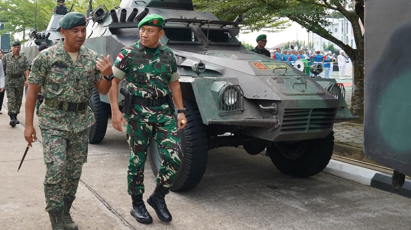 Pangdam XII/Tanjungpura Mayjen TNI Jamallulael bersama Panglima 1 Divisyen Infanteri Malaysia, Mejar Jeneral Datuk Khairul Anuar Bin Abdul Azis, saat ramah tamah di Lobby Kehormatan Makodam XII/Tpr. Foto: HO/Faktakalbar.id