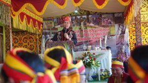 Bupati Kapuas Hulu, Fransiskus Diaan, saat memberikan sambutan pada acara Gawai Mamasi Soo Ingko Banua dan peresmian Rumah Doa di Desa Sayut, Kamis (03/07/2025). Dok. Istimewa